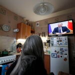 Una ciudadana de San Petersburgo ve por televisión el discurso a la nación del presidente ruso, Vladimir Putin/EFE