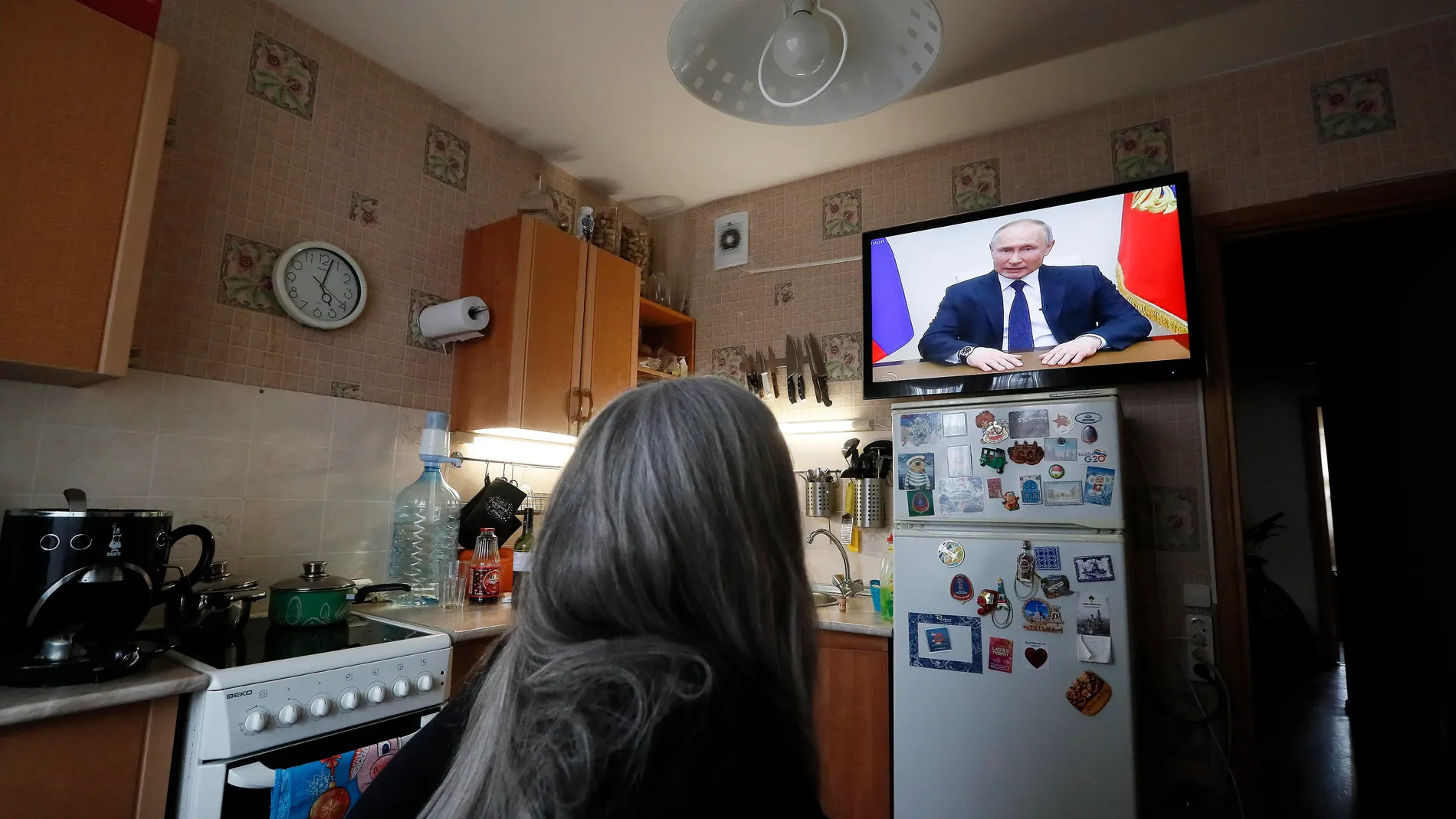 Una ciudadana de San Petersburgo ve por televisión el discurso a la nación del presidente ruso, Vladimir Putin/EFE