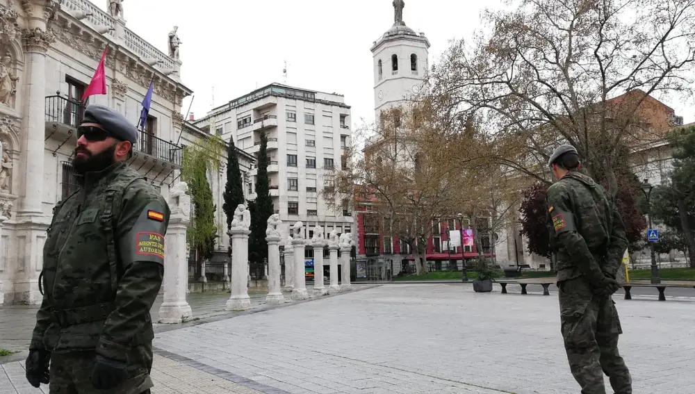Labores de vigilancia del Ejército en la Plaza de la Universidad de Valladolid