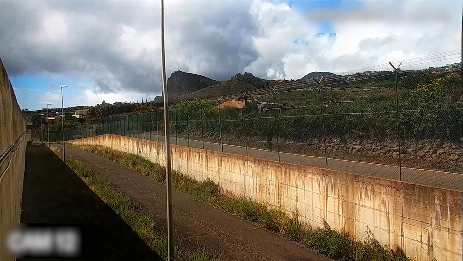 Instante recogido por las cámaras en el que el joven lanza el paquete hacia el interior del Centro Penitenciario Tenerife IIGUARDIA CIVIL02/04/2020