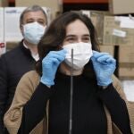 La alcaldesa de Barcelona, Ada Colau, supervisa la descarga del pedido de 12 toneladas de material sanitario recibido este jueves en Barcelona, procedente de Shangái