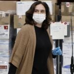 La alcaldesa de Barcelona, Ada Colau, supervisa la descarga del pedido de 12 toneladas de material sanitario de protección frente al coronavirus.