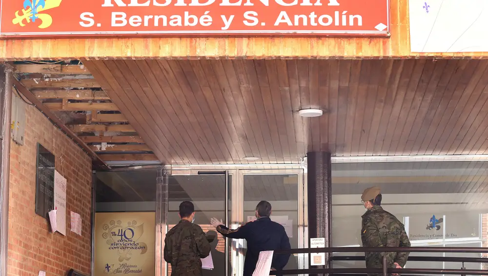 Llegada de la unidad del ejército para desinfectar la residencia de Ancianos de San Bernabé y San Antolín (Palencia)
