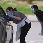 Personal sanitario británico realiza los test de coronavirus en un aparcamiento de Chessington World en Reino Unido