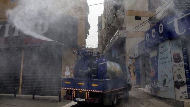 Miembros de Hizbulá desinfectan las calles del sur de Beirut, Líbano