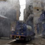 Miembros de Hizbulá desinfectan las calles del sur de Beirut, Líbano