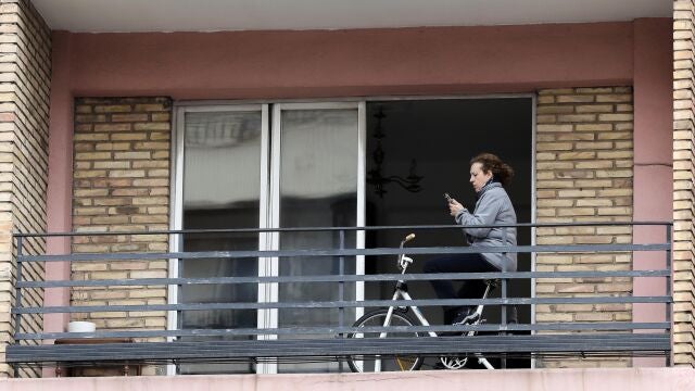 Una vecina realiza ejercicio en su terraza