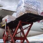 Descarga de material sanitario procedente de China comprado por la Comunidad de Madrid