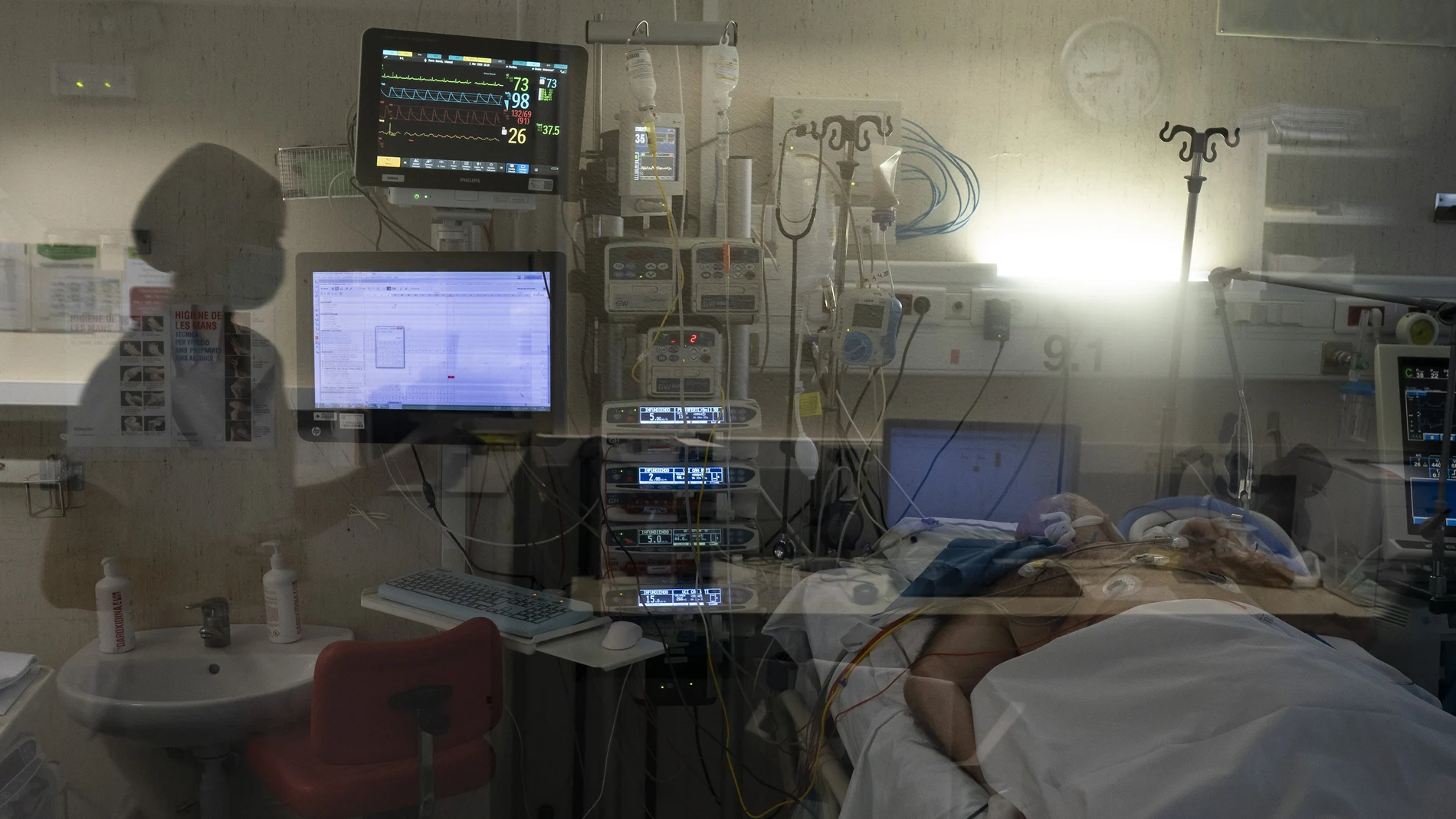 Interior de una UCI en el Hospital de Badalona. La saturación de estos servicios ha sido común en media España