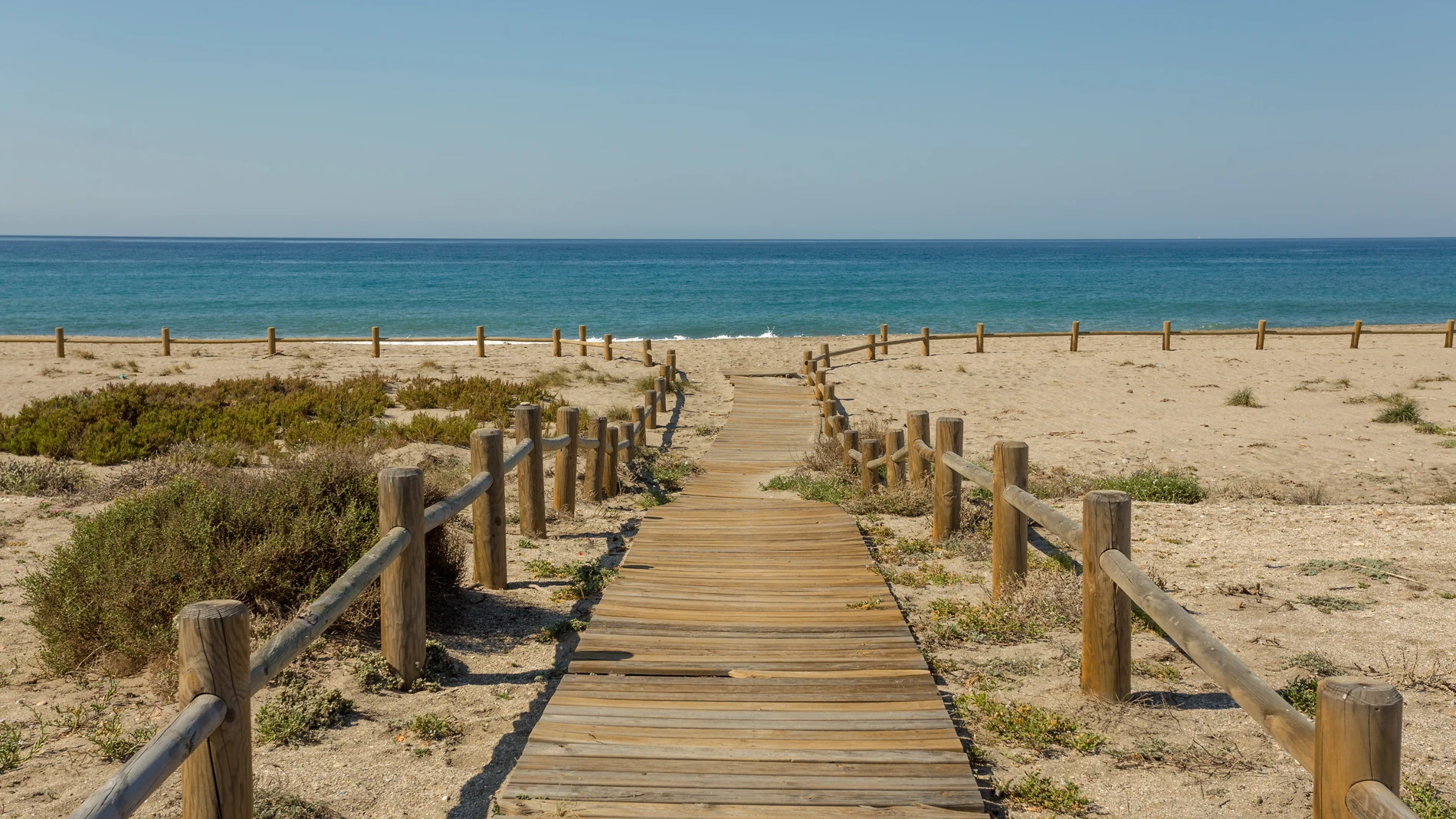 La capital de Almería cuenta con playas urbanas y también vírgenes
