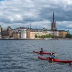 Dos hombre hacen piragüismo en las aguas del lago Malaren en Estocolmo