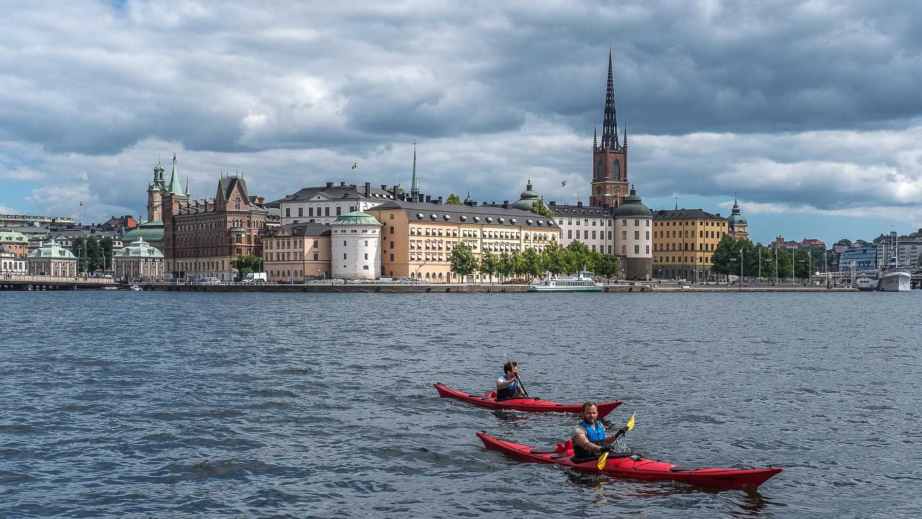 Dos hombre hacen piragüismo en las aguas del lago Malaren en Estocolmo