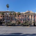 Varias patrullas del Ejército de Tierra con base en Javalí Viejo, Murcia, labores de vigilancia frente al ayuntamiento de Murcia a causa del estado de alarma decretado por el gobierno por la pandemia del COVID 19. EFE/Marcial Guillén