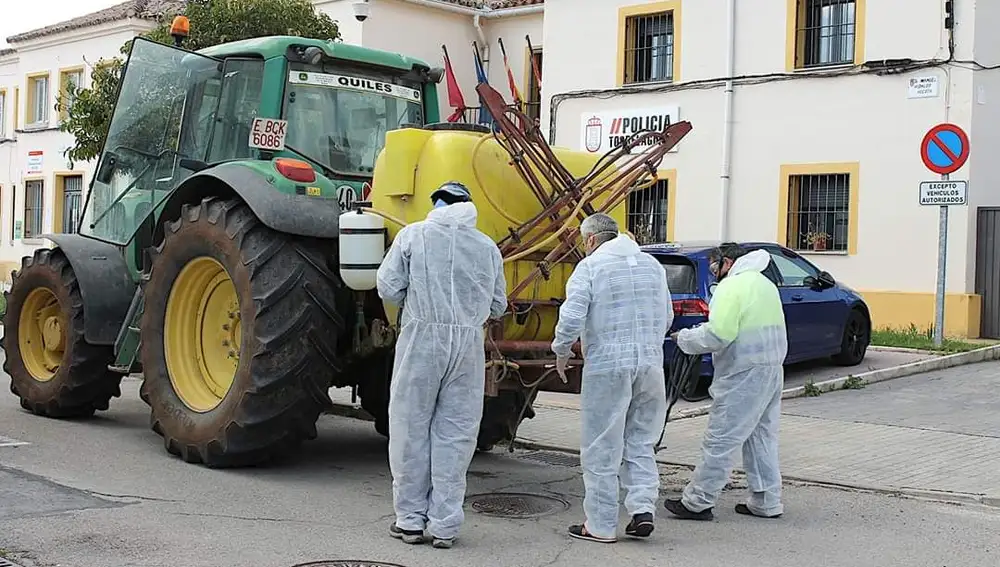 Operarios de Torrelaguna, junto a su alcalde, realizan la desinfección de las calles principales del pueblo