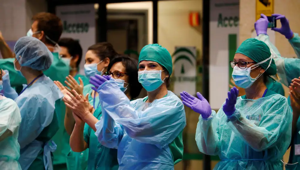APLAUSOS A LOS SANITARIOS