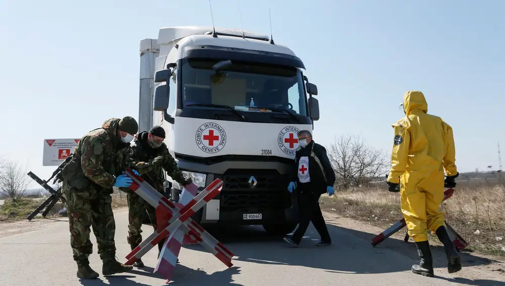 Desinfecciones de un camión del Comité Internacional de la Cruz Roja en un control en Olenivka, Ucrania