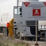 Un especialista desinfecta un convoy del Comité Internacional de Cruz Roja y la ONU en su ruta hacia Donetsk