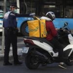 Agentes de la Policía Local realizan un control en la madrileña Plaza Castilla