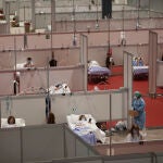 Cuidados a enfermos de coronavirus en el interior de Ifema en Madrid