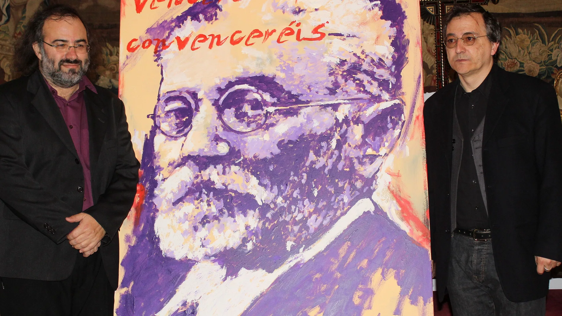 Alencart y Miguel Elías junto a un retrato de Miguel de Unamuno
