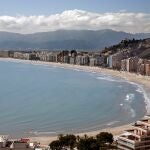 Vista de una desierta playa de la turística localidad valenciana de Cullera
