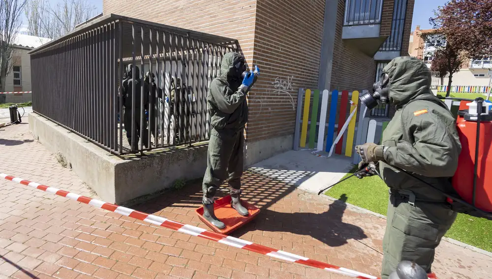 LANCEROS DE LA BRILAT DEL REGIMIENTO DE FARNESIO DESINFECTAN EL CUARTEL DE LA GUARDIA CIVIL DE ZARATAN