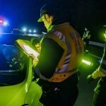 Un conductor muestra su documentación a los agentes en un control.