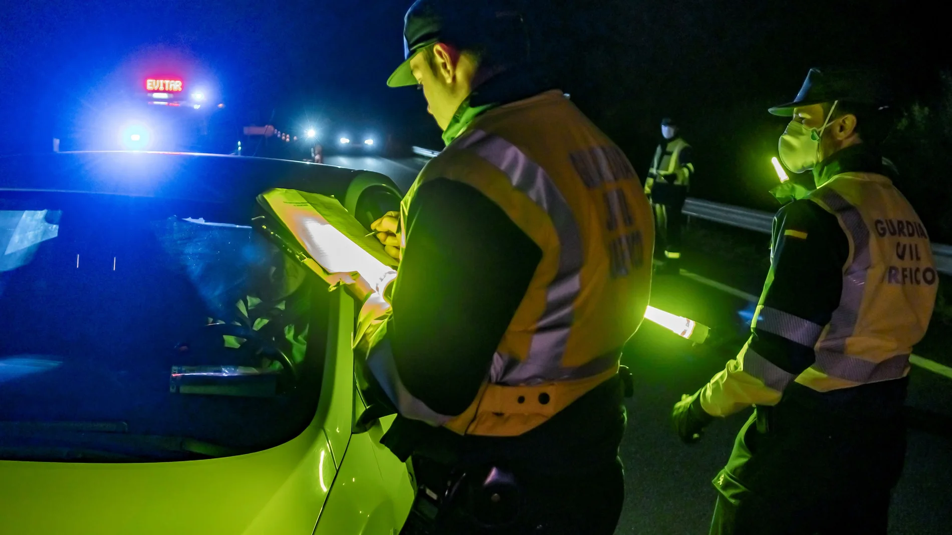 Un conductor muestra su documentación a los agentes en un control de movilidad interurbana de la Guardia Civil de Tráfico en la AP 4, a la altura de Los Palacios y Villafranca. EFE/ Raúl Caro.