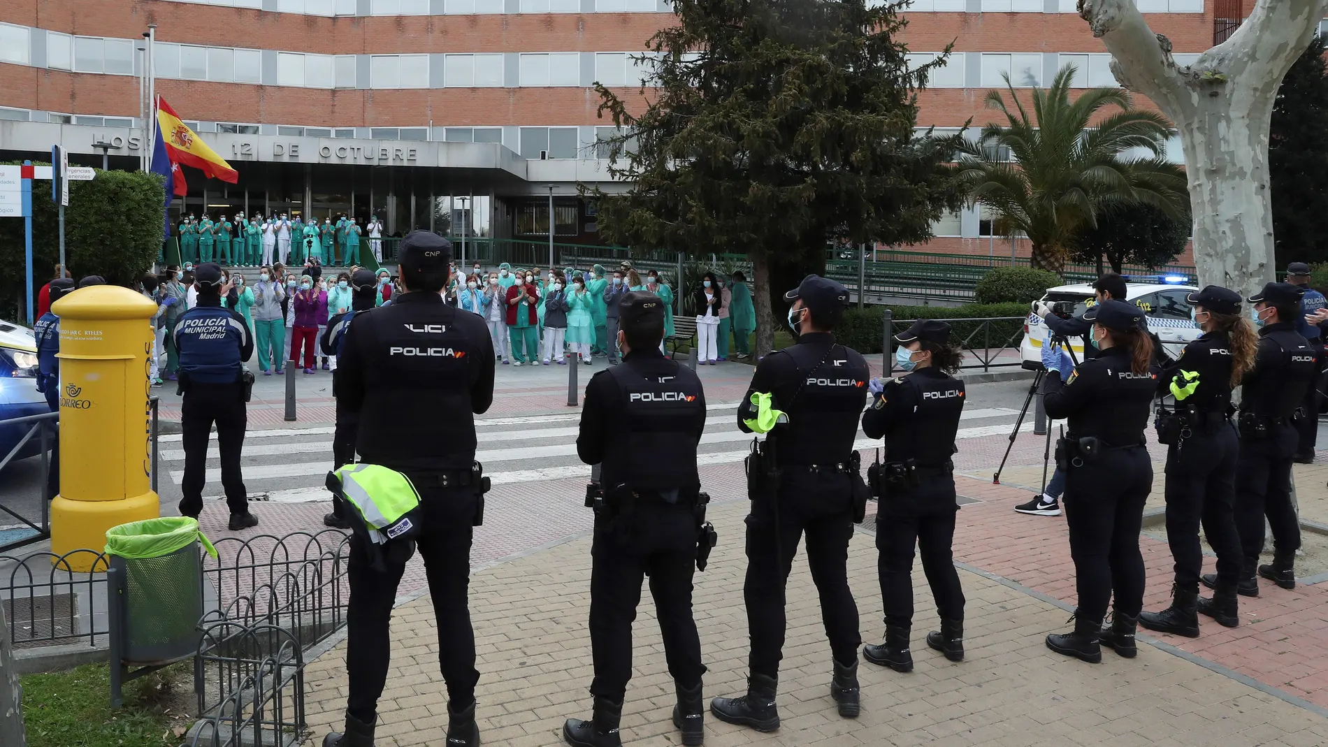 Aplausos al personal sanitario en Madrid