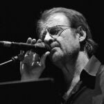Luis Eduardo Aute en un concierto de 2001