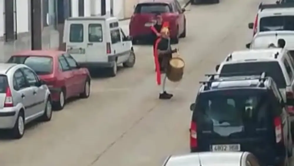 El hombre salió disfrazado de romano por el municipio de Montilla