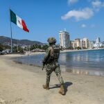 Miembros del Ejército, Marina y Guardia Nacional vigilan la zona hotelera y las playas en el balneario de Acapulco en el estado de Guerrero