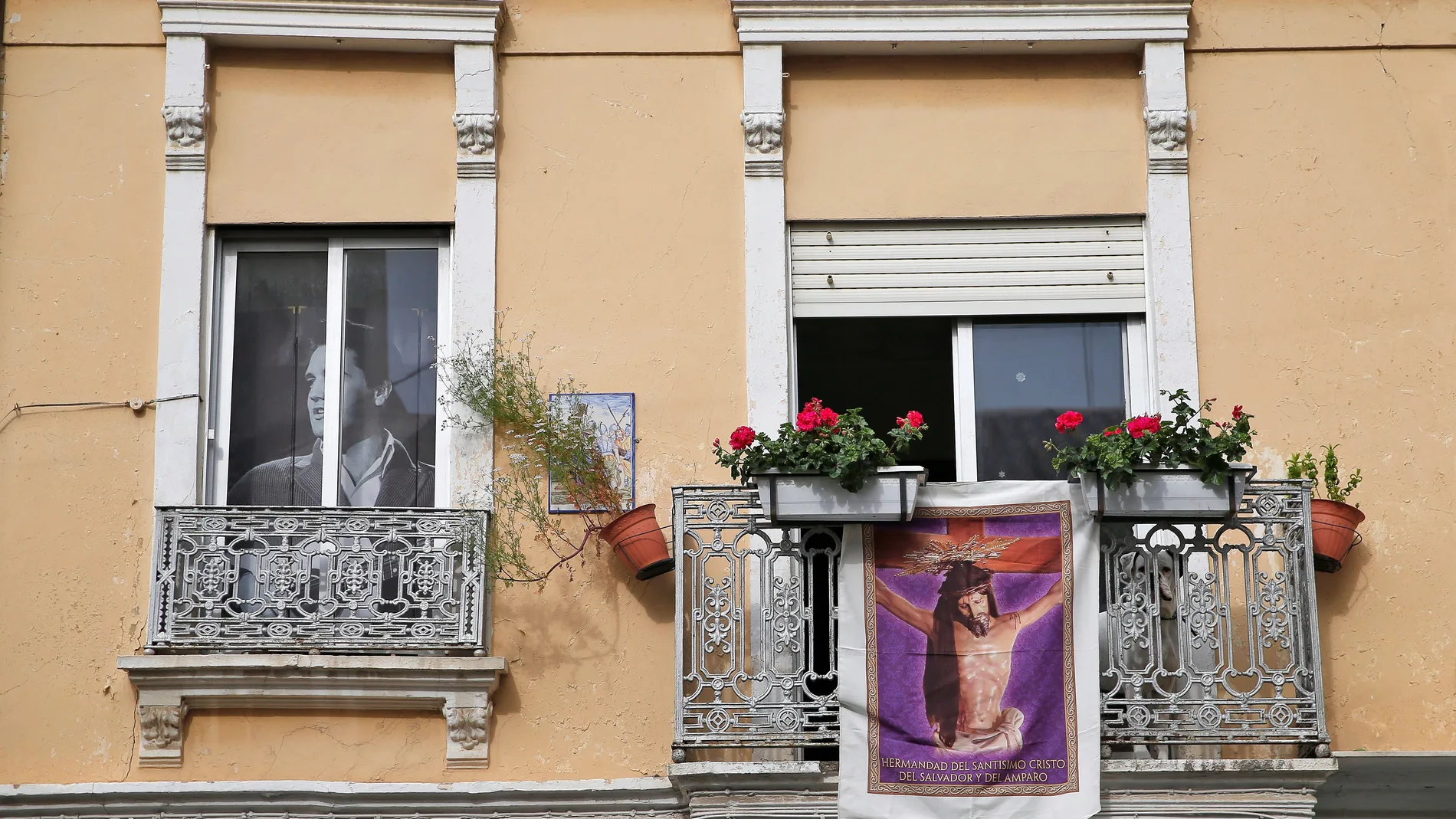 Los vecinos del barrio de El Cabanyal viven el Domingo de Ramos confinados