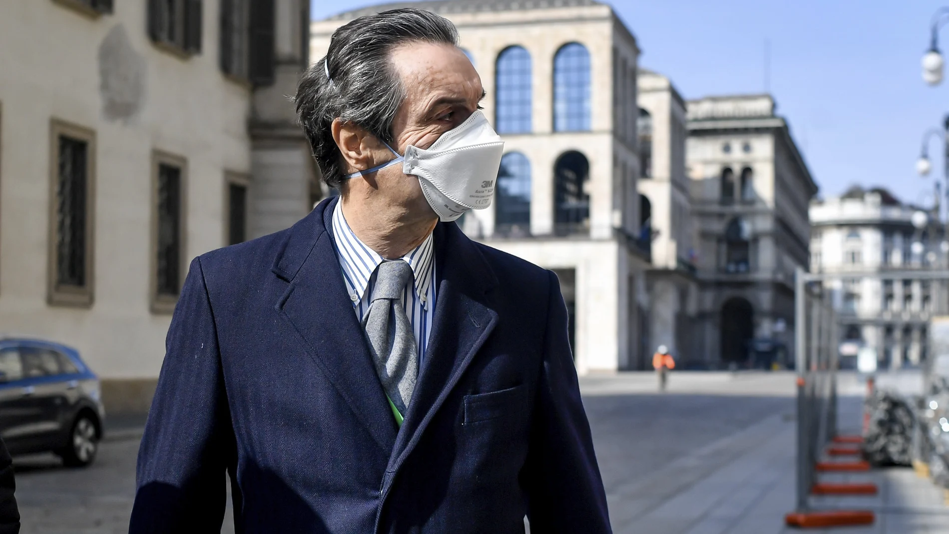 El gobernador de la región de Lombardía, Attilio Fontana, lleva puesta una mascarilla mientras camina por Milán