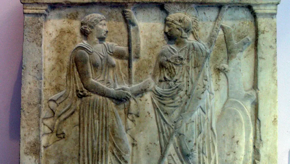Las diosas Hera y Atenea dándose la mano