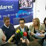 El diputado del PP por Soria, Tomás Cabezón, atiende a la prensa junto a la presidenta del PP soriano, Yolanda de Gregorio, en una imagen de archivo.