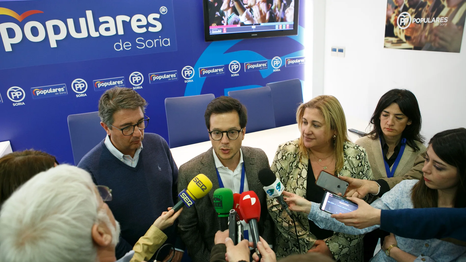El diputado del PP por Soria, Tomás Cabezón, atiende a la prensa junto a la presidenta del PP soriano, Yolanda de Gregorio, en una imagen de archivo.