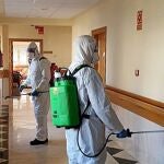 La UME desinfecta una residencia