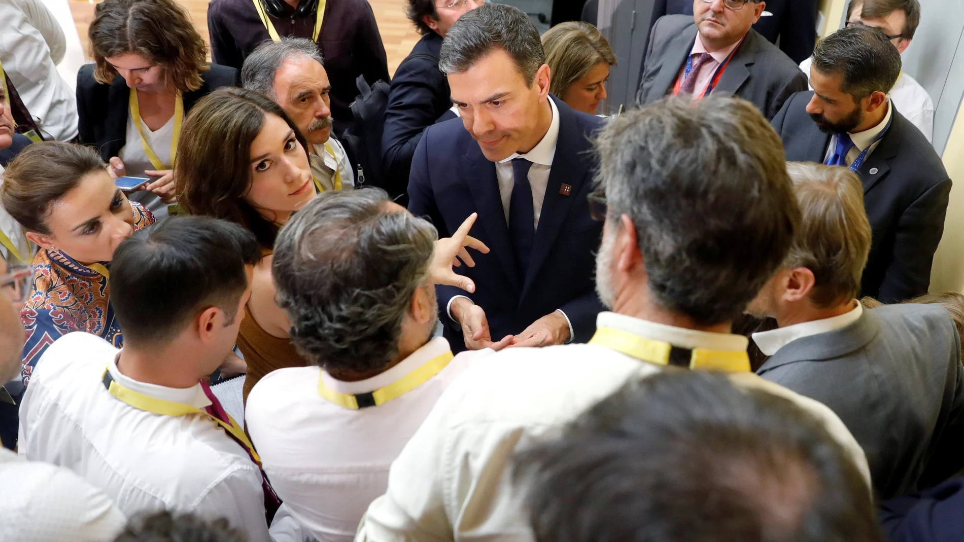 El presidente del Gobierno , Pedro Sánchez, conversa con los periodistas tras una rueda de prensa,