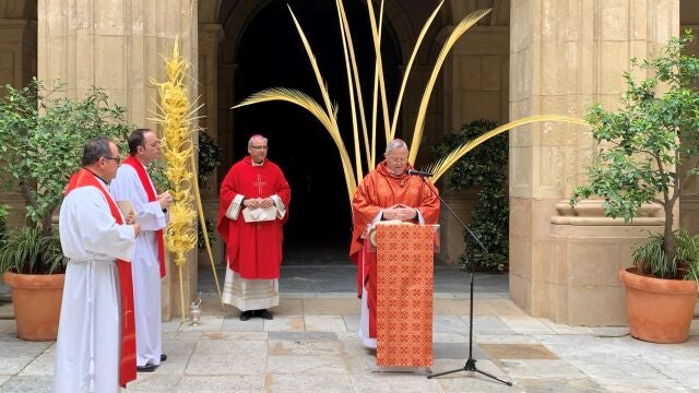 El obispo de Cartagena, José Manuel Lorca Planes, durante la bendición de las palmas