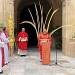 El obispo de Cartagena, José Manuel Lorca Planes, durante la bendición de las palmas