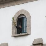 Religiosas de San José de Cluny se asoman a las ventanas de su capilla el pasado año el Domingo de Ramos.