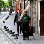 Hombres con palma por las calles de Sevilla