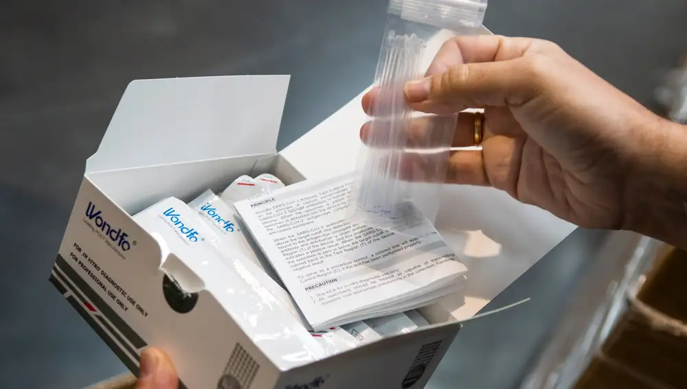 Una de las cajas que contiene 20 test de COVID-19, que forma parte del envío de 130.800 test de diagnóstico rápido de coronavirus y otro material sanitario asignado a Andalucía por el Ministerio de Sanidad