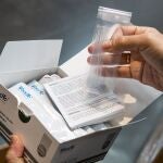 Una de las cajas que contiene 20 test de COVID-19, que forma parte del envío de 130.800 test de diagnóstico rápido de coronavirus y otro material sanitario asignado a Andalucía por el Ministerio de Sanidad