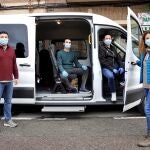 Los voluntarios de la asociación de daño cerebral adquirido Nueva Opción, posan junto a la furgoneta con la que dan servicio a la provincia de Valencia, cuando hubo que cerrar los centros de día por el coronavirus y siguen atendiendo a sus usuarios, primero por teléfono y por internet, y ahora acuden también a 26 domicilios. EFE/Manuel Bruque