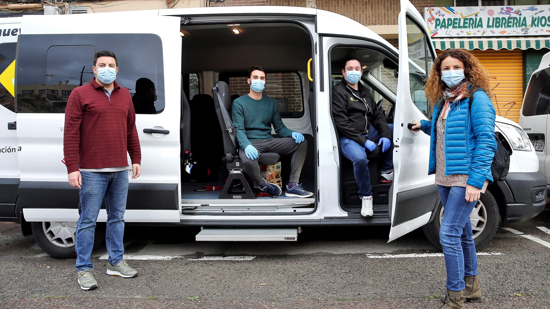 Los voluntarios de la asociación de daño cerebral adquirido Nueva Opción, posan junto a la furgoneta con la que dan servicio a la provincia de Valencia, cuando hubo que cerrar los centros de día por el coronavirus y siguen atendiendo a sus usuarios, primero por teléfono y por internet, y ahora acuden también a 26 domicilios. EFE/Manuel Bruque