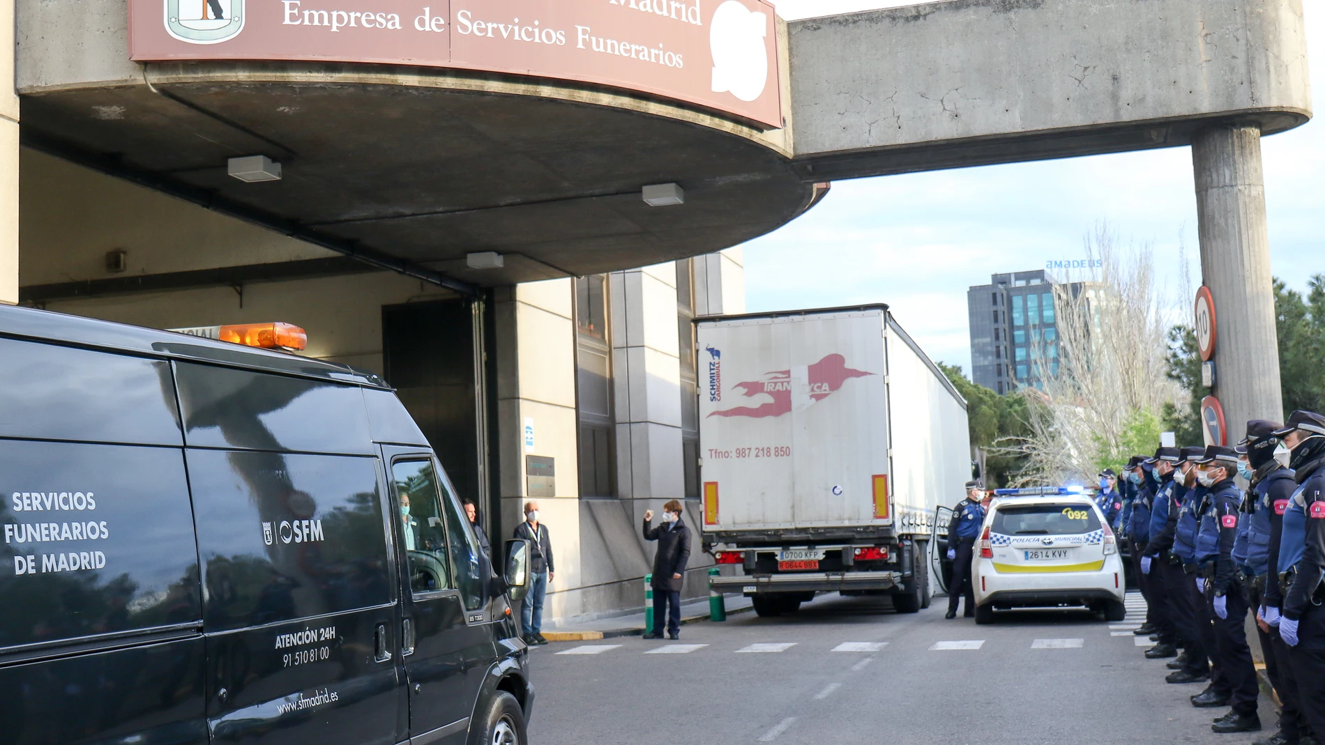 La policía municipal muestra su apoyo a los trabajadores de la funeraria municipal de Madrid del tanatorio de la M30