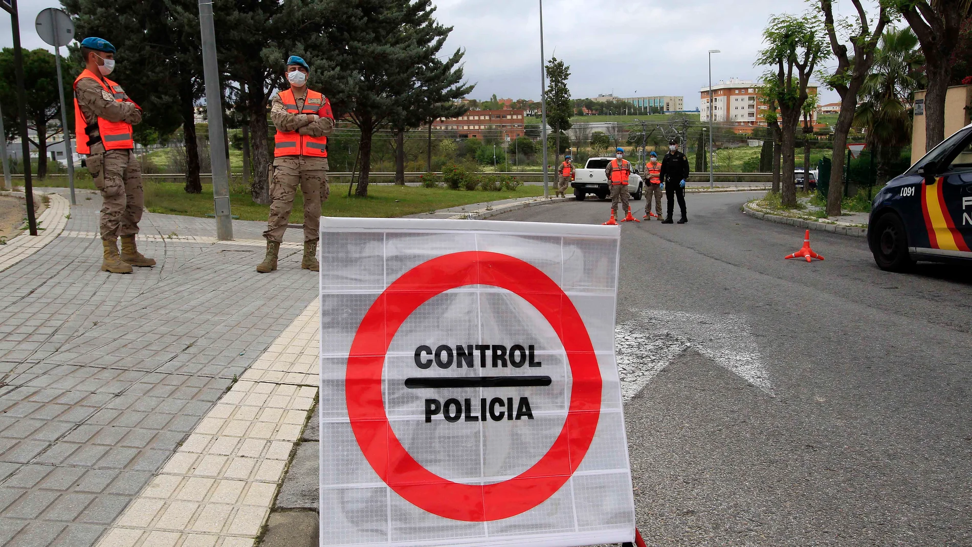 Controles de la Policía Nacional con la Policía Militar en Sevilla