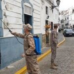 Infantes de la marina realizando labores de desinfección en un pueblo de Cádiz